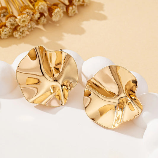 Par de brincos de metal redondos e irregulares.