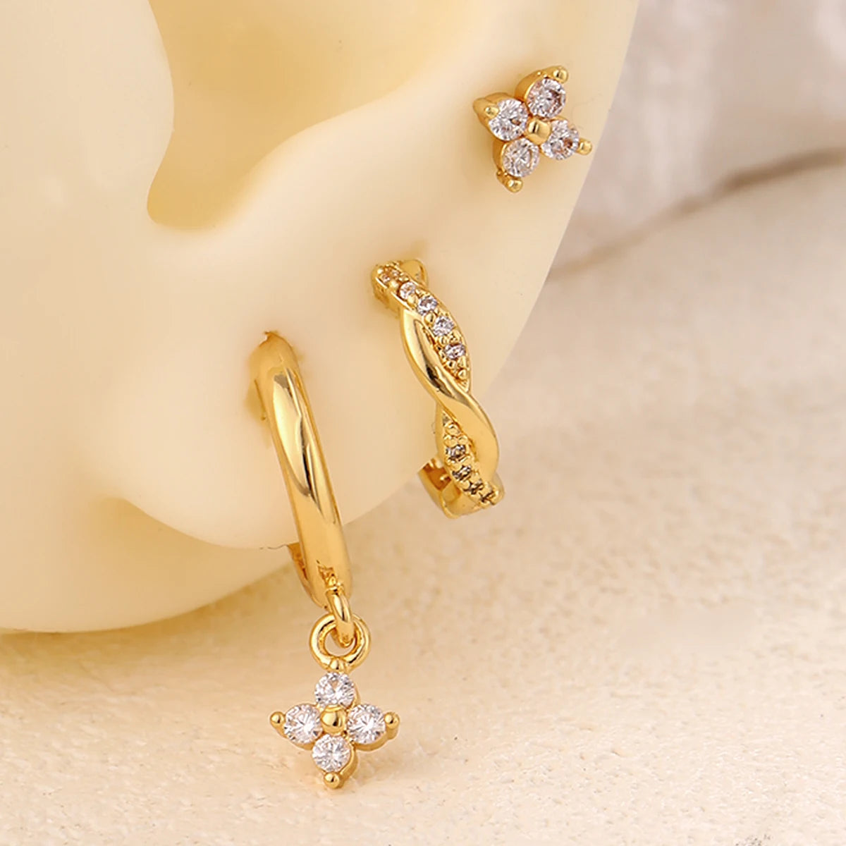 Conjunto de 3 brincos de argola com pingente de flor