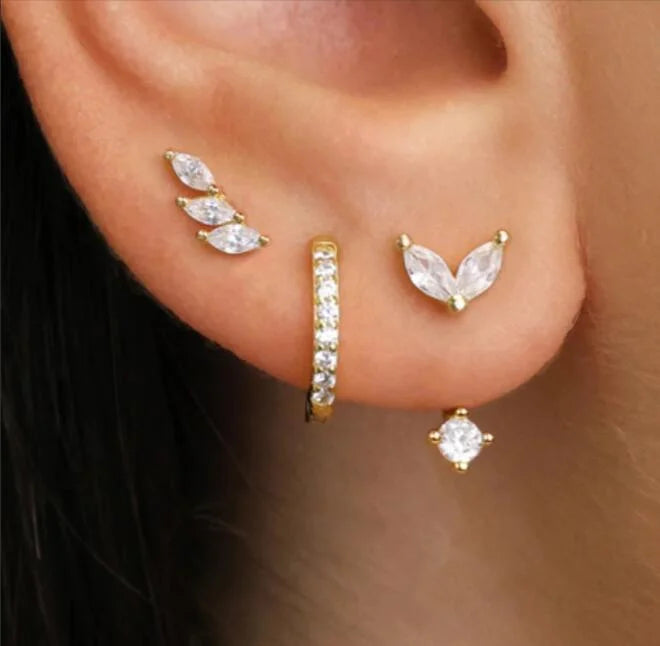 Conjunto de 3 brincos de argola com pingente de flor