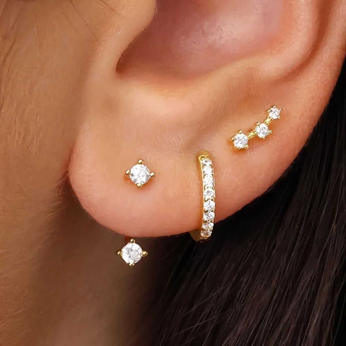 Conjunto de 3 brincos de argola com pingente de flor