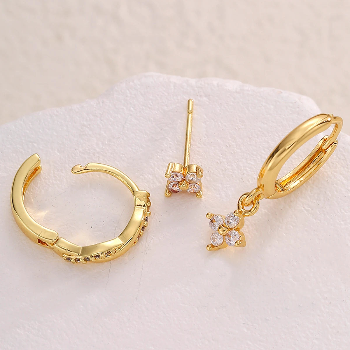 Conjunto de 3 brincos de argola com pingente de flor