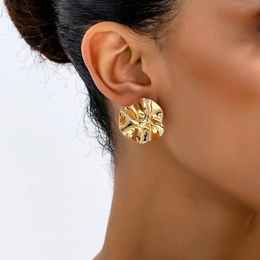 Par de brincos de metal redondos e irregulares.