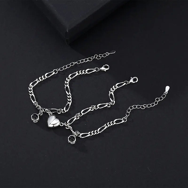 Pulseira de Casal com Projeção Simples em 100 Idiomas